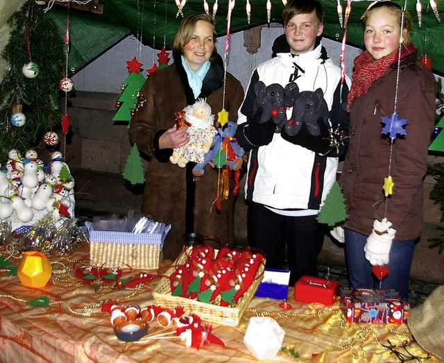 Selbst gemachte Bastelarbeiten und Sto...tand beim Btzinger Weihnachtszauber.   | Foto: mario schneberg (2)/ Ernst H. Bilke