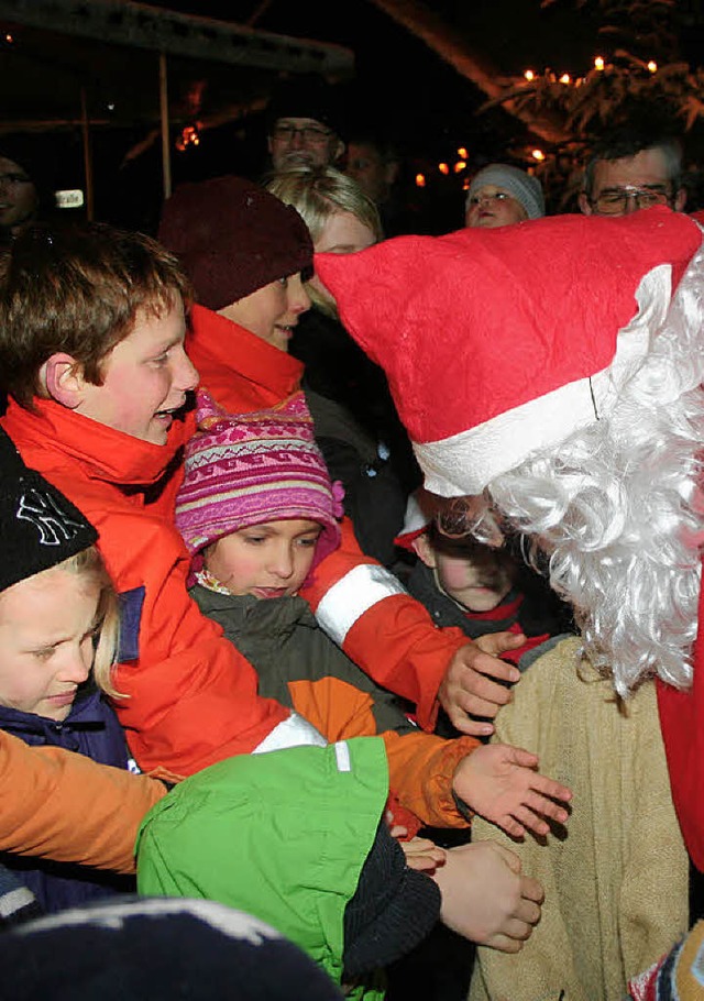 Der Nikolaus verteilte Gaben.  | Foto: Reinhard Cremer