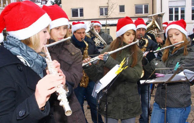 Der Musikverein Grenzach unterhielt mit weihnachtlichen Melodien.  | Foto: Albert Greiner