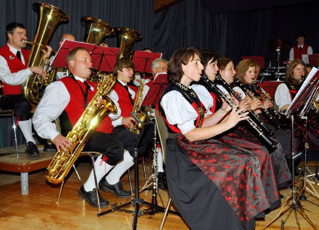 Mit einem abwechslungsreichen Konzert ...htenkapelle, Siegfried Mutter, geehrt.  | Foto: spi