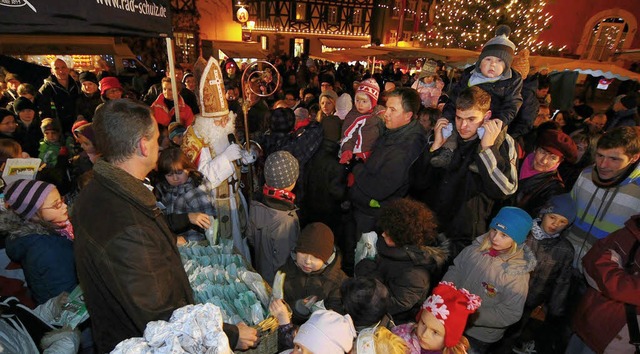 An die jngsten Weihnachtsmarktbesuche... der Nikolaus kleine Weihnachtsmnner.  | Foto: Stefan Merkle