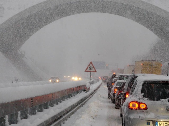 Lange Autoschlangen auf der A98 bei Rheinfelden.  | Foto: Julia Jacob