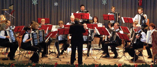 Das Hauptorchester des Akkordeonclubs ...timmung in die Oberhausener Festhalle.  | Foto: Marion Domann