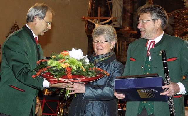 Der Vorsitzende Hans-Peter Eckert (lin...chnstein (rechts mit seiner Ehefrau).  | Foto: Herbert Birkle