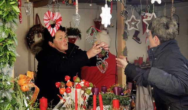 Weihnachtlicher Baum- und Fensterschmu...manches Stck wechselte den Besitzer.   | Foto: Eva Korinth