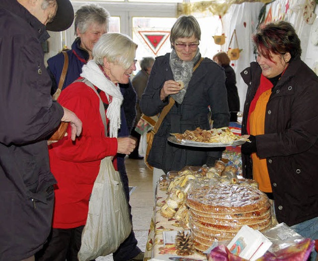 Vielfltig war das Angebot auf dem Fre...gut kamen die leckeren Kostproben an.   | Foto: Pia Grttinger