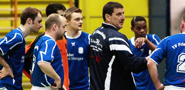 Der Friesenheimer Trainer Ralf Volk bl...nach Spielern, die dem Verein helfen.   | Foto:  Faruk nver (A)