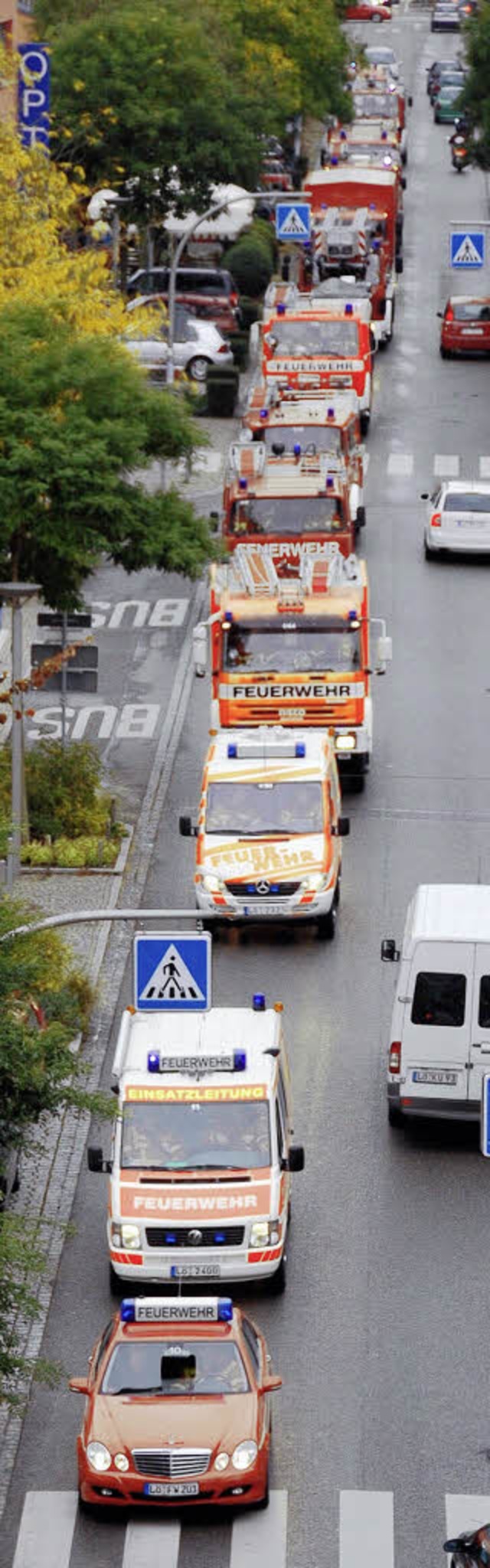 Mit dem Kommandowagen ganz in Rot vorn... die Feuerwehr  in die neue Wache um.   | Foto: LAUBER