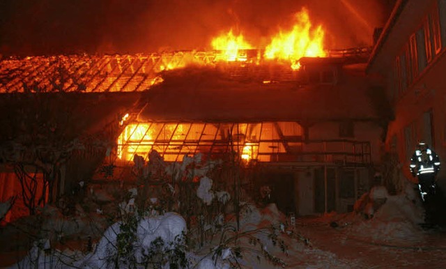 Um 18.45 Uhr wurde die Feuerwehr alarm...s Rosenhofs war nicht mehr zu retten.   | Foto: polizei