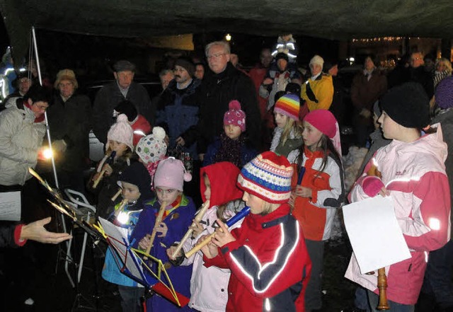 Schulkinder umrahmten musikalisch die ...endigen Adventskalenders in Wallbach.   | Foto: Hansjrg Bader