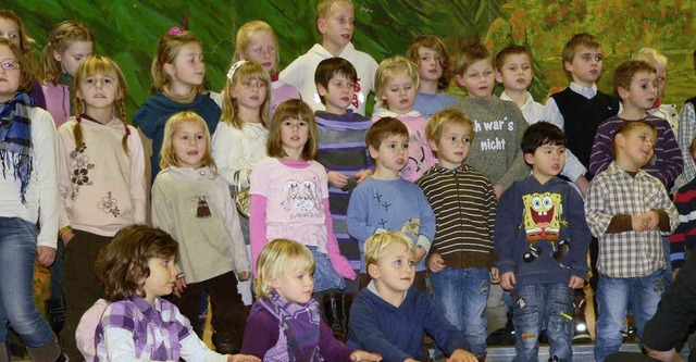 Der Kooperationschor Kindergarten-Grun...eskonzert des Gesangvereins Langenau.   | Foto: Georg Diehl
