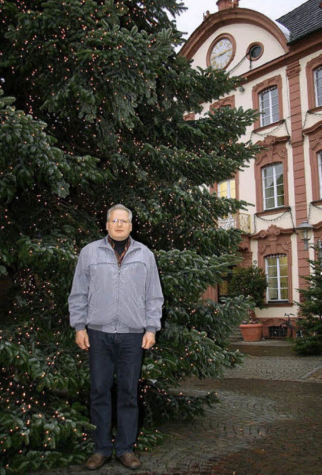 Hans Panny hat die Tanne vor dem Rathaus gespendet.   | Foto: bz