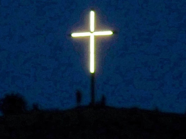 Das Kpfle-Gipfelkreuz, fotografiert, bevor das Licht gedimmt wurde.  | Foto: Manfred Lange