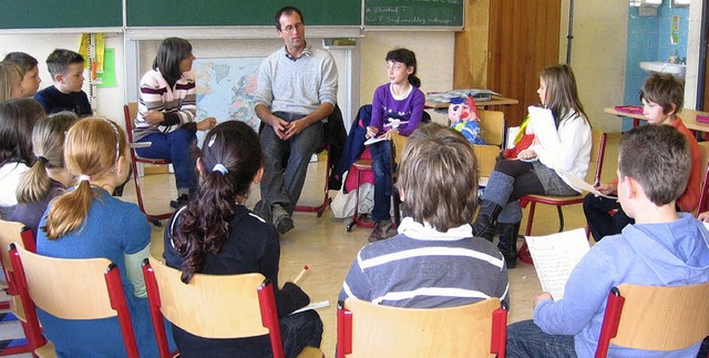 Claus Libieg erzhlt den Kindern von seinem Sport.   | Foto: Privat