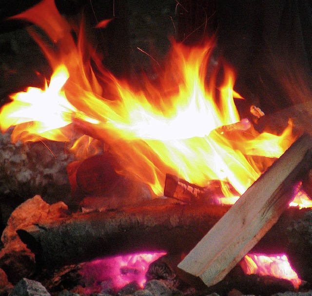 Das Lagerfeuer knistert und wrmt.  | Foto: dpa