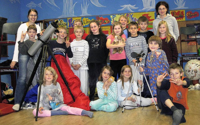 Ein Klassenfoto im Schlafanzug und  den Teleskopen   | Foto: Privat