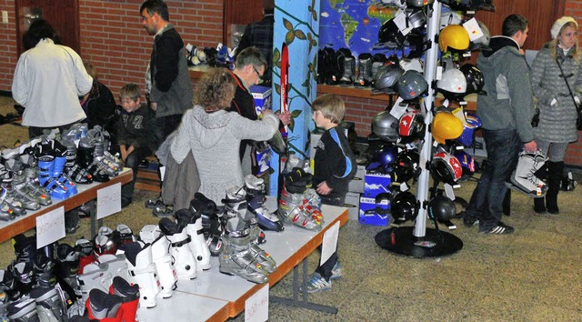 Ein groes Sortiment an Wintersportaus...b es beim Brettlemarkt in Schluchsee.   | Foto: Ute Aschendorf