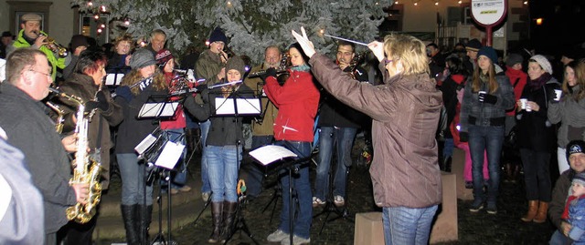 Impressionen vom 22. Riegeler Weihnach... dem hell erleuchteten Weihnachtsbaum.  | Foto: Hassler