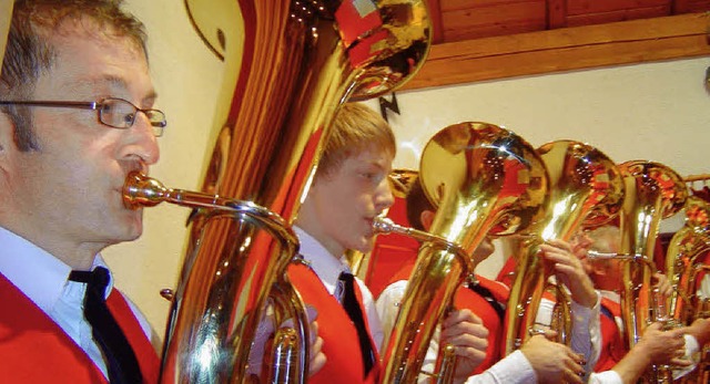 Der Musikverein Dittishausen spielte b...angenen zehn Jahren einstudiert hatte.  | Foto: Heidrun Simoneit