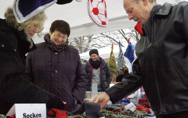 Selbst gestrickte, warme Socken waren ...suchern des Weihnachtsmarkts beliebt.   | Foto: tina Lindemann