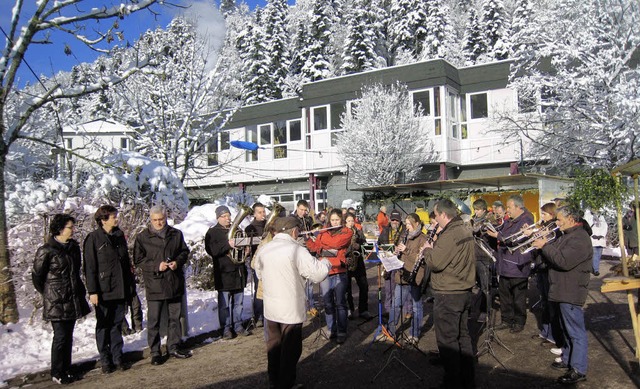 Bei mrchenhaftem Winterwetter erffne...en 17. Weihnachtsmarkt in Buchenbach.   | Foto: Josef Faller