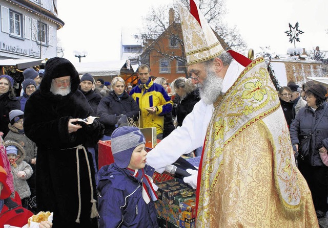 Kinder, die dem Nikolaus Gedichte aufs...dem  Donaueschinger Weihnachtsmarkt.    | Foto: BZ