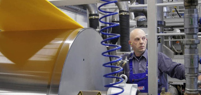 Volker Herrmann bedient die neue Powerstrips-Anlage im Offenburger Tesa-Werk.   | Foto: ines fuchs