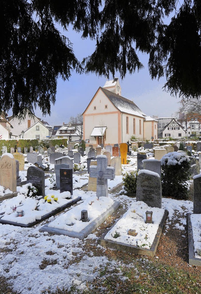 Freiburgs Friedhofslandschaft ist viel...mas-Kirche im Stadtteil Betzenhausen.   | Foto: Ingo Schneider (1), Andreas Braun (3)