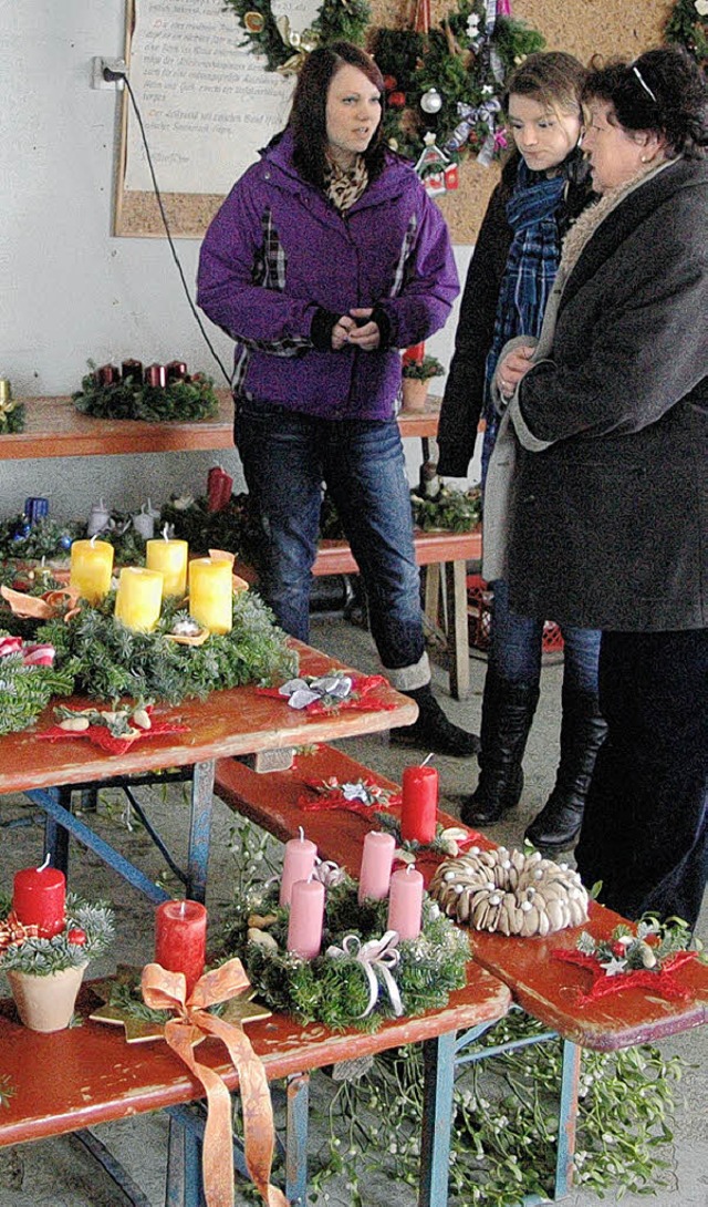 Jede Menge Adventsgestecke haben Hsingens Schofseggel gebastelt und verkauft.   | Foto: Vera Winter