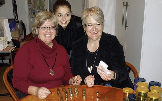 Angelika Lay (links) und Gudrun Schmie...Mitte als Beobachterin Melanie Lay.     | Foto: Paul Schleer