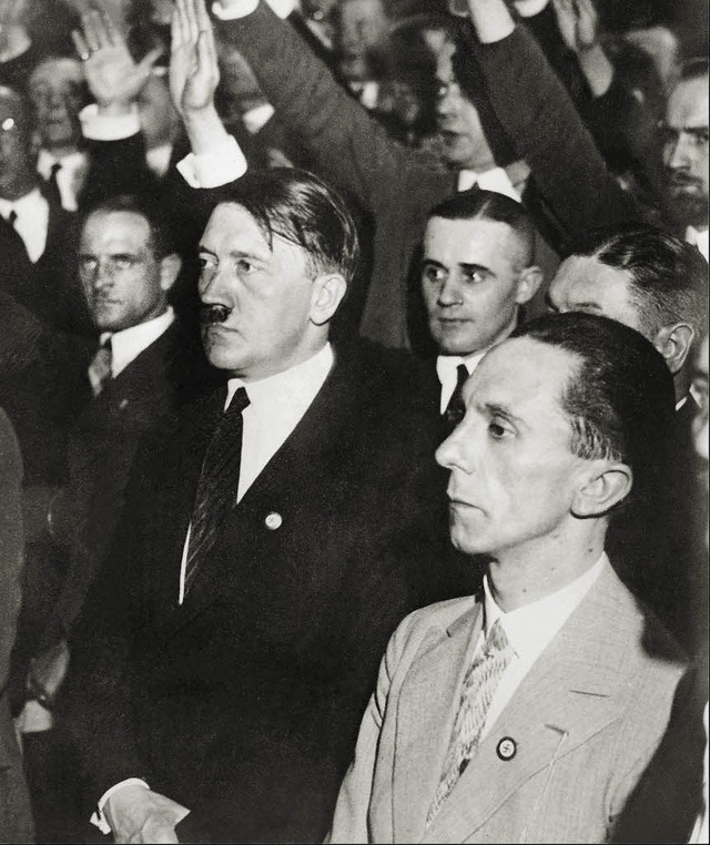 Bis zuletzt stand er fest an der Seite...oseph Goebbels (r.) und Adolf Hitler.   | Foto: afp
