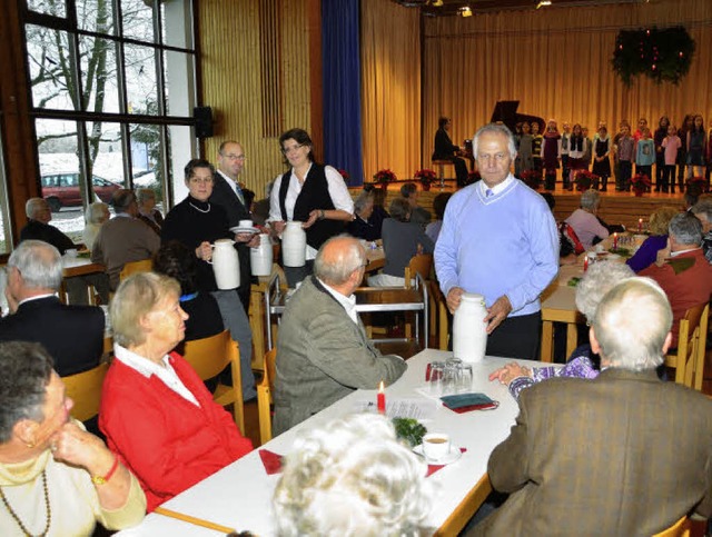 Beim  Seniorennachmittag der Ortschaft...ettina  Gutjahr  und  Dieter  Oswald.   | Foto: Dieter Erggelet