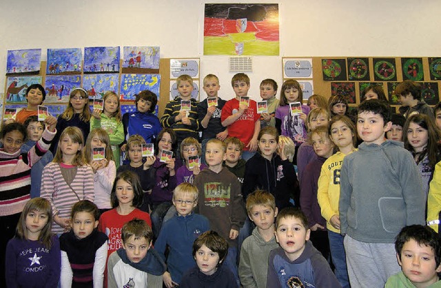 Schler der Grundschule Broggingen mit...weisen vor Schulflagge und Verfassung.  | Foto: Ute Schler