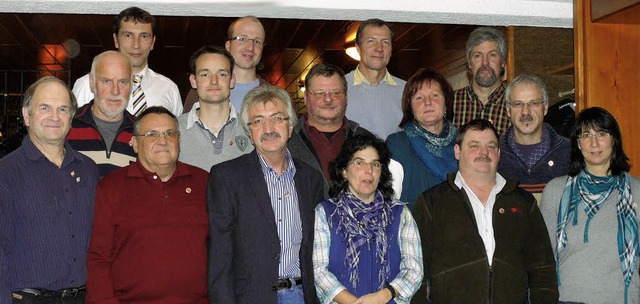 18 Mitglieder des Skiclub Fischbach, v...silbernen Vereinsnadel ausgezeichnet.   | Foto: Ute Aschendorf