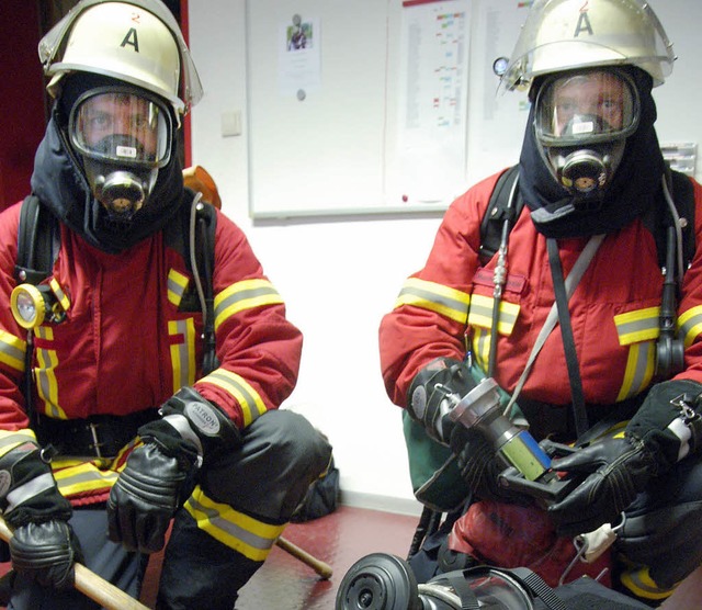 Bei Wohnungsbrnden sind die Atemschut...er der Feuerwehr besonders gefordert.   | Foto: Fillisch