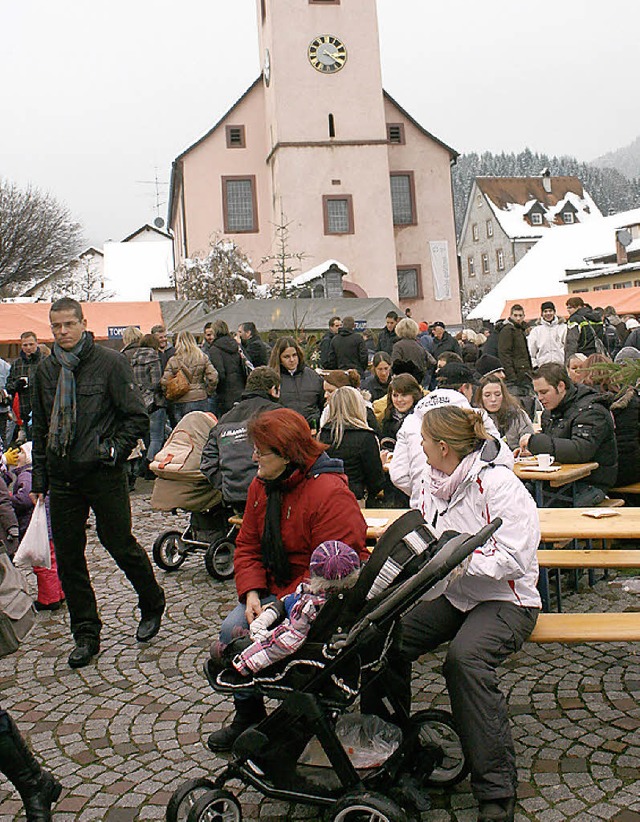 Rund um den Dorfplatz lieen es sich die Besucher gut gehen.  | Foto: Heiner Fabry