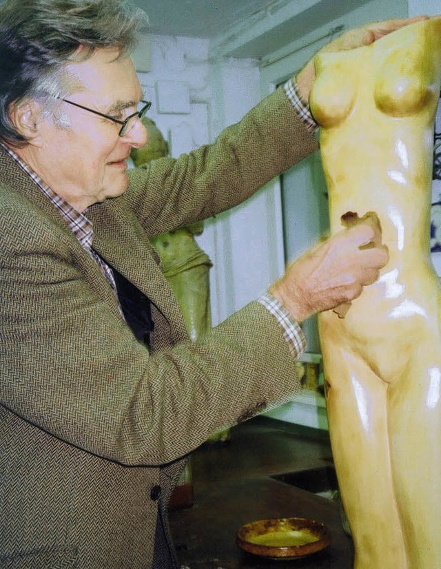 Bildhauer Rolf Baum bei der Arbeit.   | Foto: Wolfgang Grosholz
