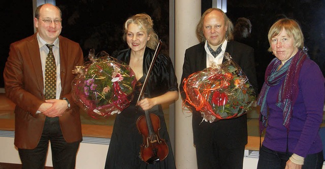 Hansjrg Schfer und Gattin Friderike ... zu einem hochklassigen Konzertabend.   | Foto: Hrvoje Miloslavic