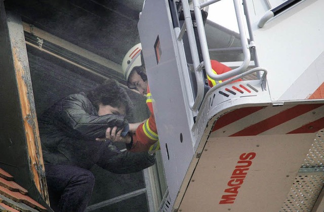 Mit der  Drehleiter wurde  eine Frau  ...rrimsingen aus dem Pfarrhaus gerettet.  | Foto: hans-jochen voigt