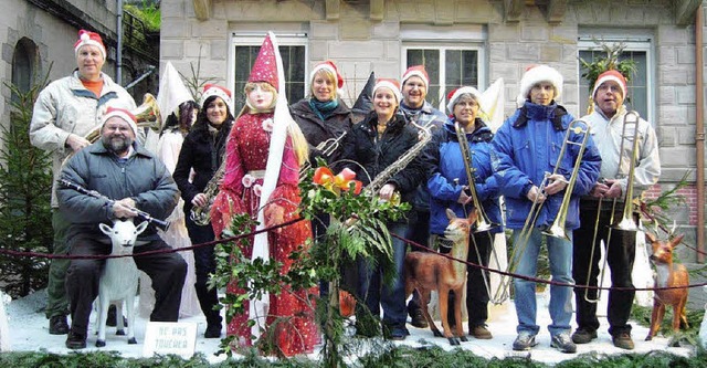 Auch 2010 wird das Weihnachtsensemble ...ei Markus Klein (zweiter von rechts).   | Foto: Josef Klein