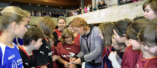 Bei ihrem Besuch an der Montfort-Reals...erne die Autogrammwnsche ihrer Fans.   | Foto: Paul Berger