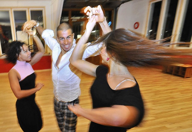 Tanzlehrer in Aktion (von links): Yuna...Anne Bhm zeigen, wie Salsa sein kann.  | Foto: Michael Bamberger