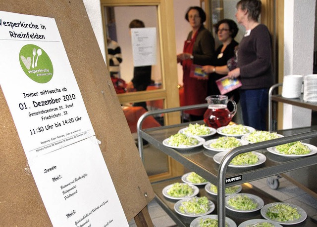 Der Salat wartet schon darauf, servier...Vesperkirche ldt nun wchentlich ein.  | Foto: Peter Gerigk