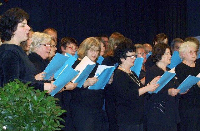 Den Jubilumsfestakt in der Alten Haal... der gemeischte Chor musikalisch mit.   | Foto: Paul Schleer