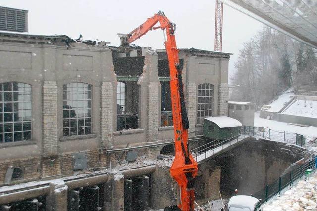 Kraftwerk in Rheinfelden: Der Abrissbagger schlgt zu