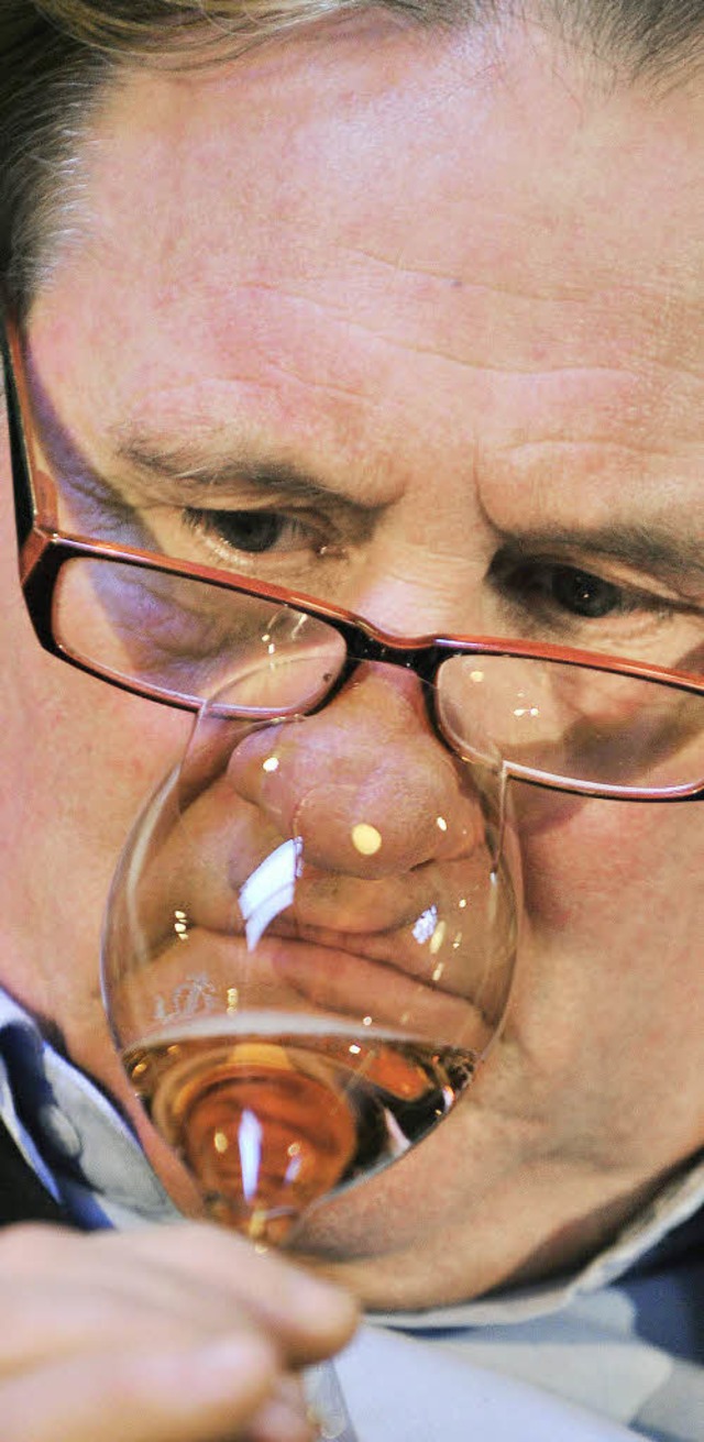 Depardieu taucht seine trffelfrmige Nase in den Wein.   | Foto: AFP