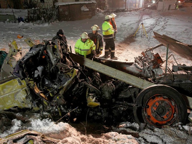 Ein Lastwagen liegt in Pommelsbrunn in...Regionalzug erfasst. Der Fahrer starb.  | Foto: dpa