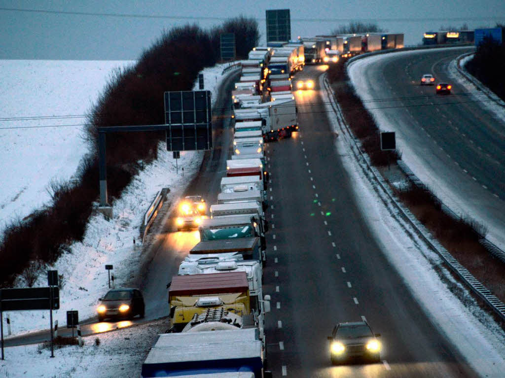 Schnee und Eis behindern den Verkehr in Nordhessen.