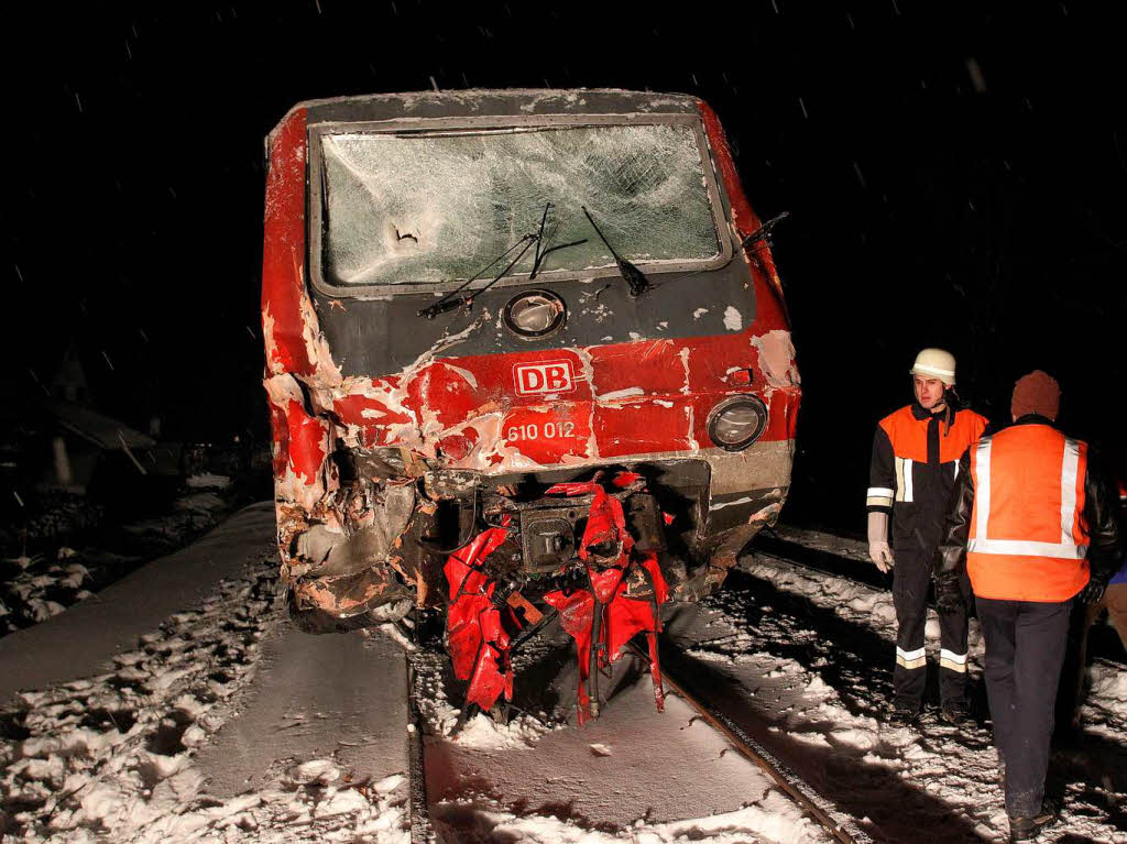 Bei Pommelsbrunn wurde ein Lastwagen von einem Regionalzug erfasst...