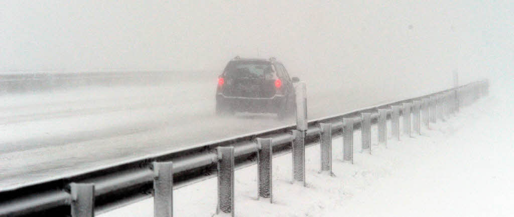 Der Schnee und starker Wind sorgten im Norden Deutschlands fr teilweise chaotische Verkehrsbedingungen.